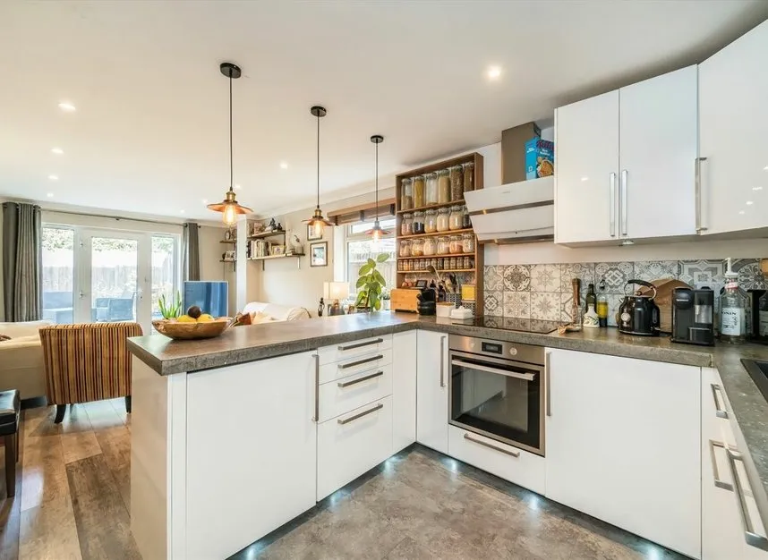 3 bed flat for sale — Elmhurst Avenue, Tooting, CR4