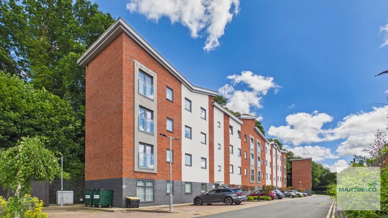 2 bed flat for sale — Hartopp Court, Orient Place