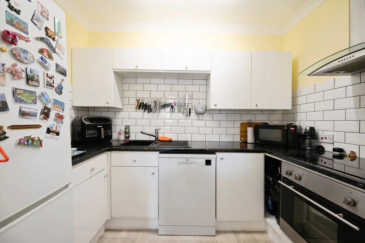 Staunton Avenue, Hayling Island, PO11, photo 3