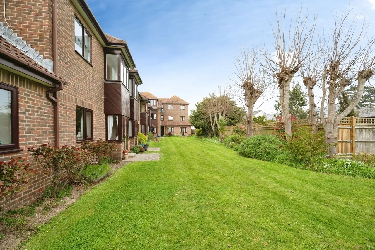 Staunton Avenue, Hayling Island, PO11, photo 6