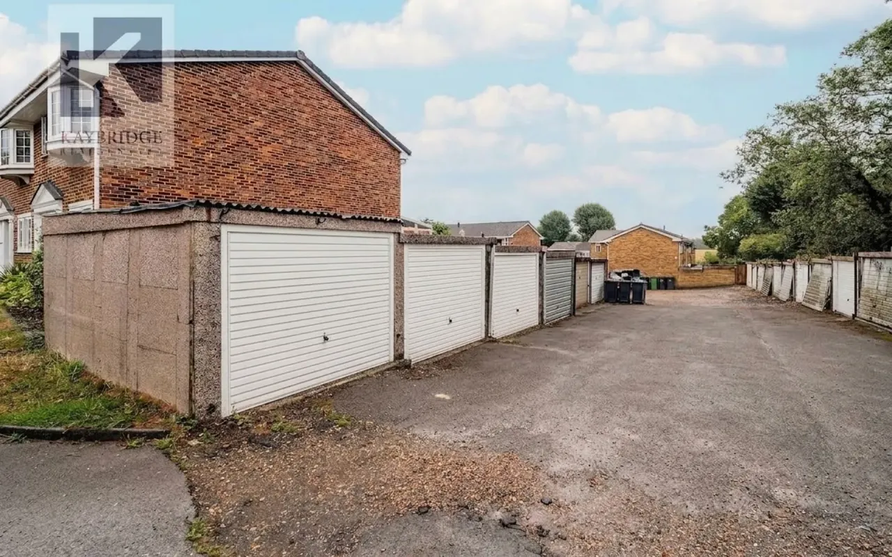 Leas Close, Chessington, KT9, photo 11