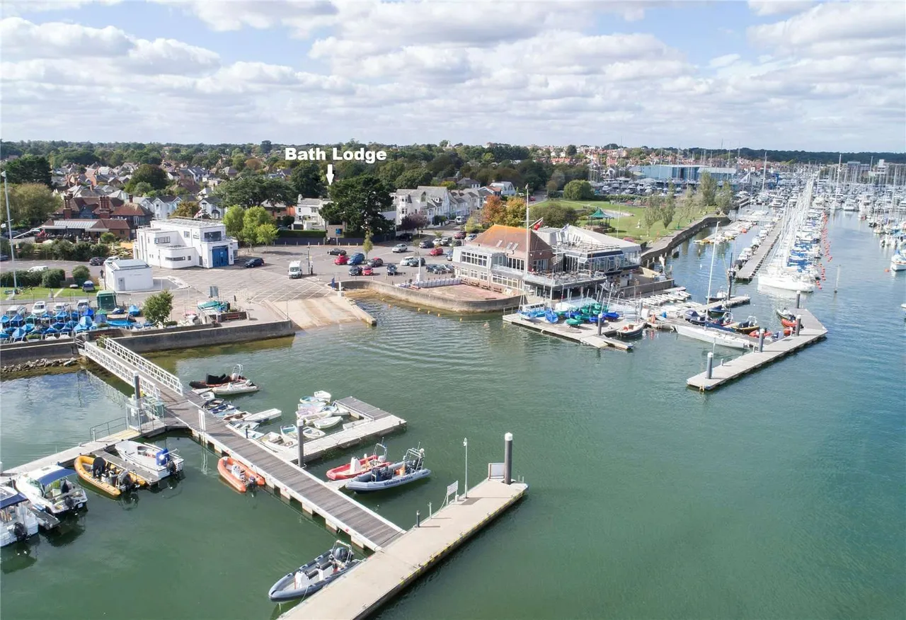 Kings Saltern Road, Lymington, Hampshire, SO41 3QD, photo 3