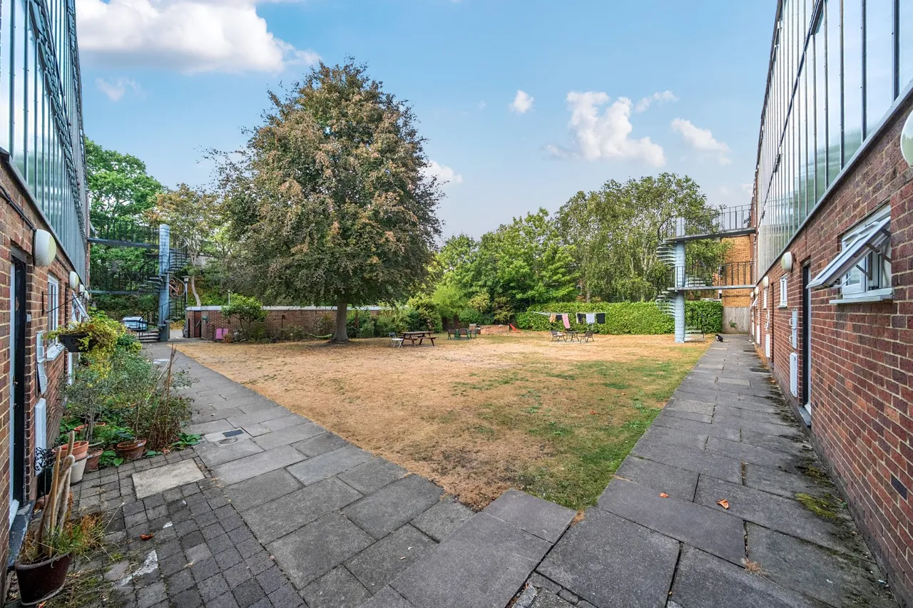 Lovelace Gardens, Surbiton, KT6, photo 8