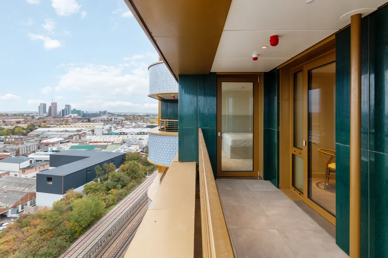 Dawlish Avenue East, London, UB6, photo 2
