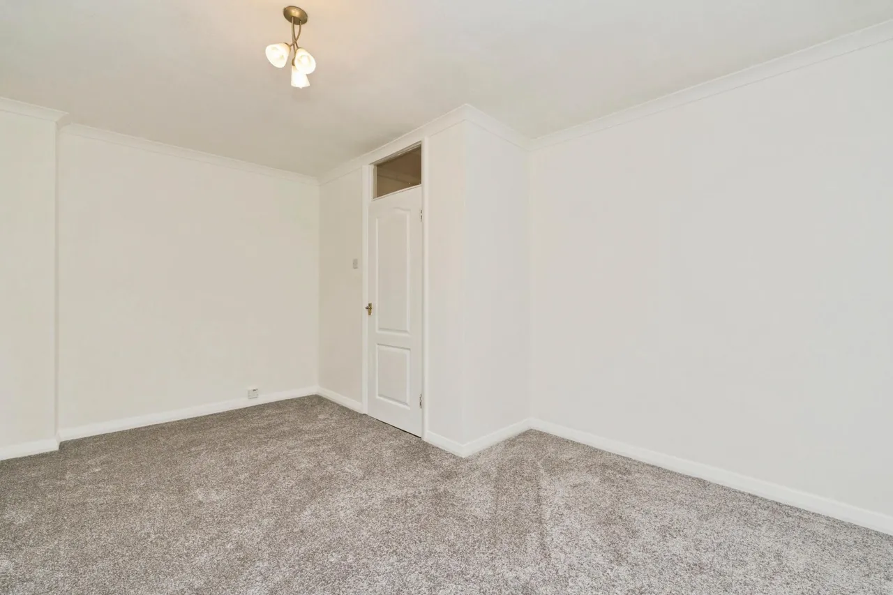 High Street, Hayes, UB3, photo 8
