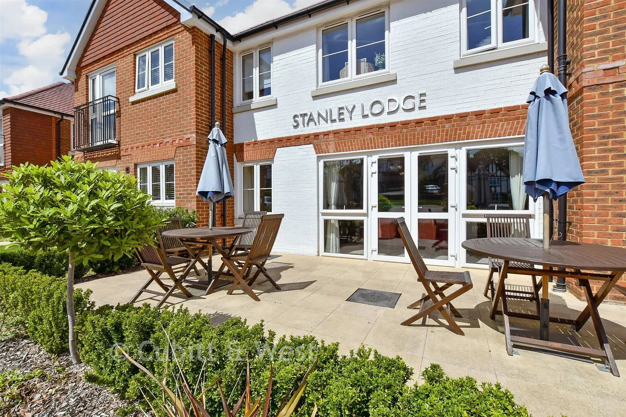 2 bed flat for sale, Great Tattenhams, Epsom, KT18