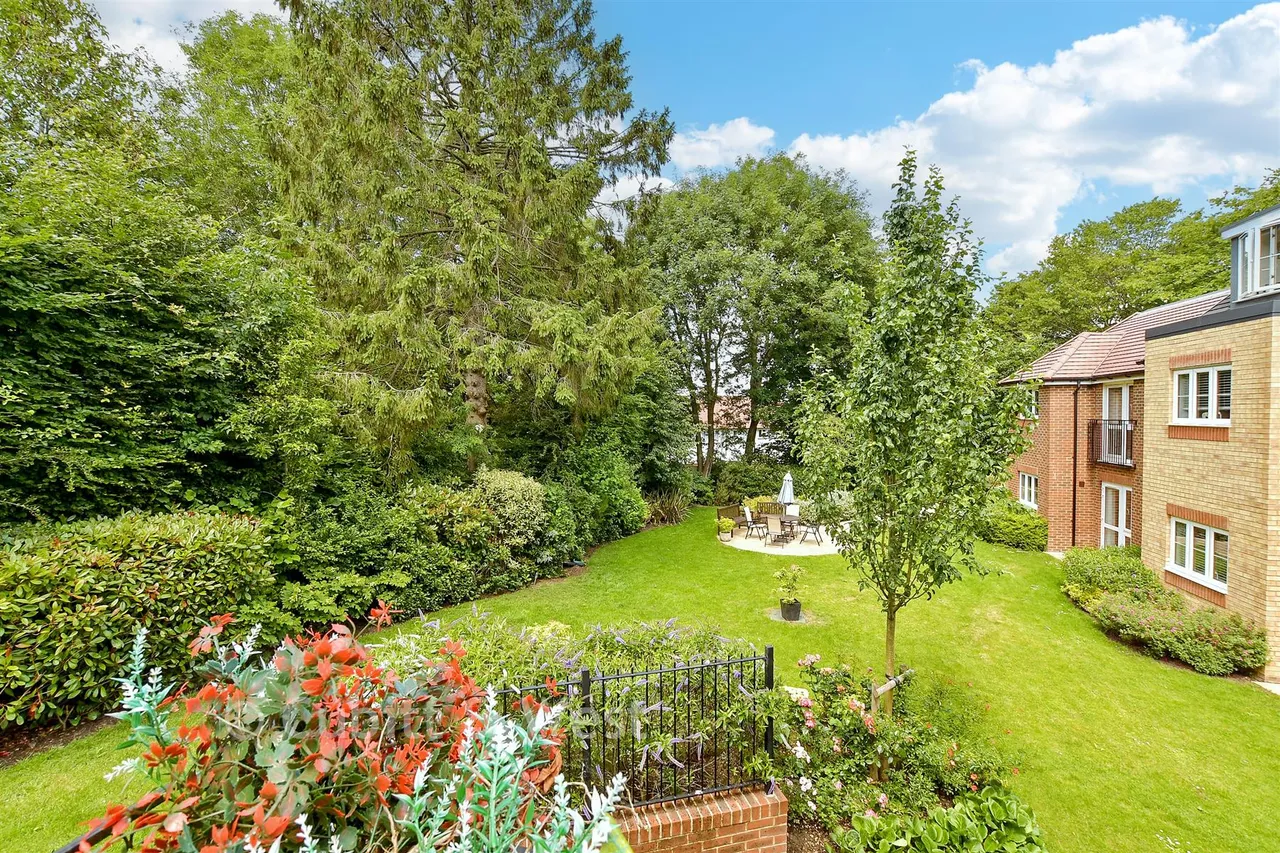 Great Tattenhams, Epsom, KT18, photo 12