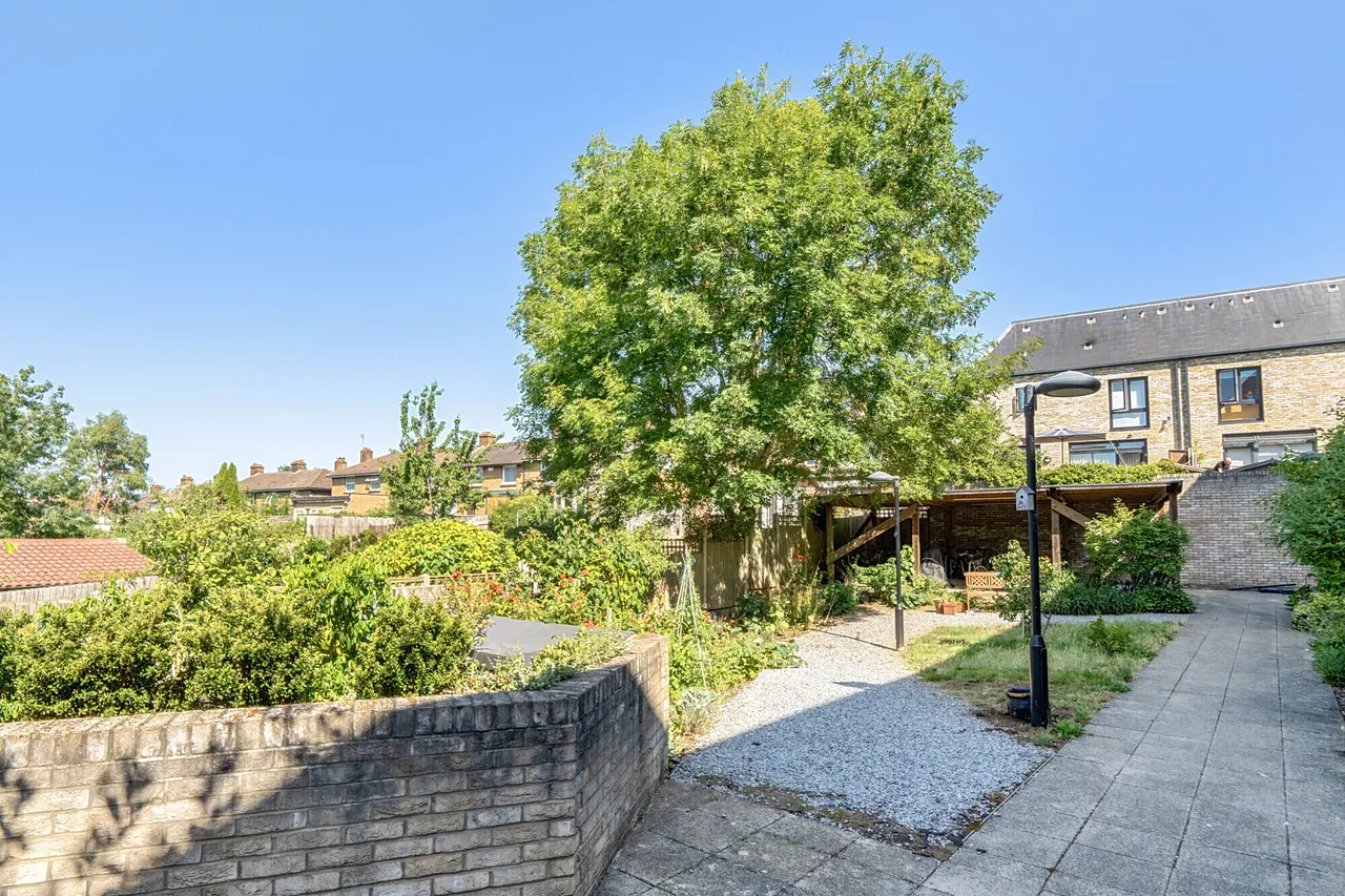 2 Dollis Valley Drive, High Barnet, EN5, photo 16