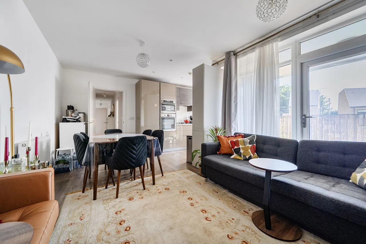 2 Dollis Valley Drive, High Barnet, EN5, photo 3