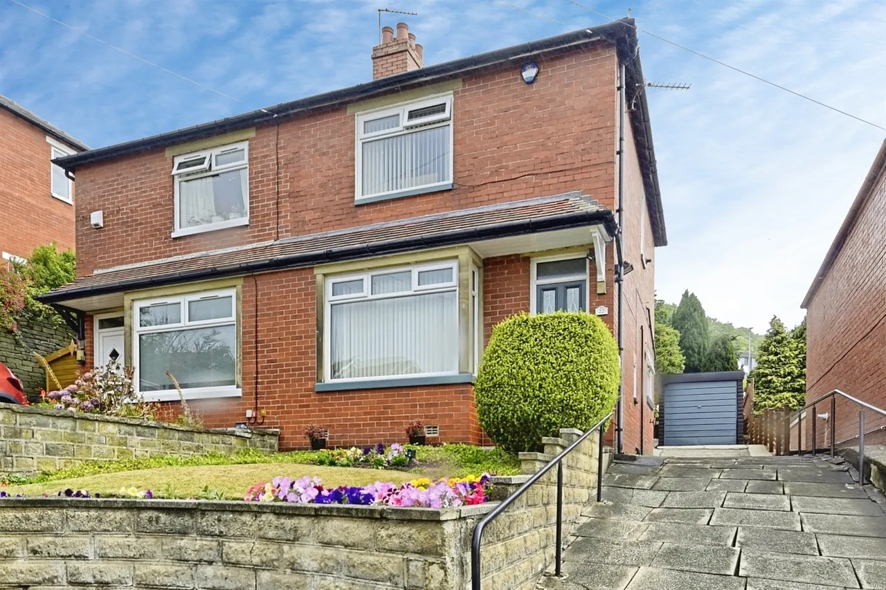 2 bed house for sale — Crestfield Drive, Halifax