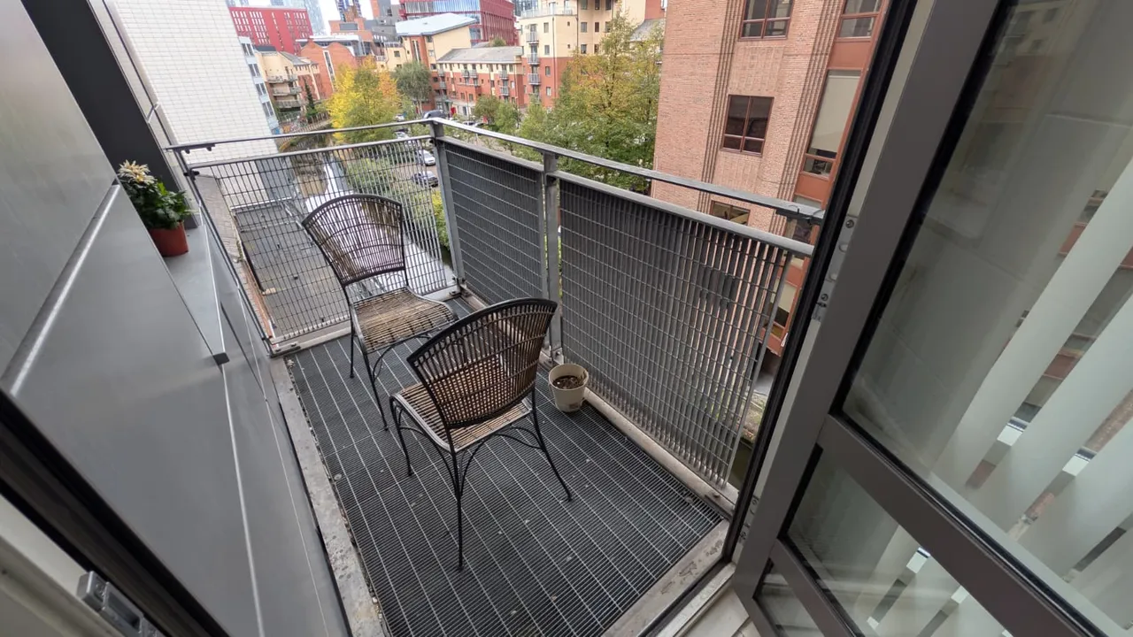W3, Whitworth Street West, photo 7