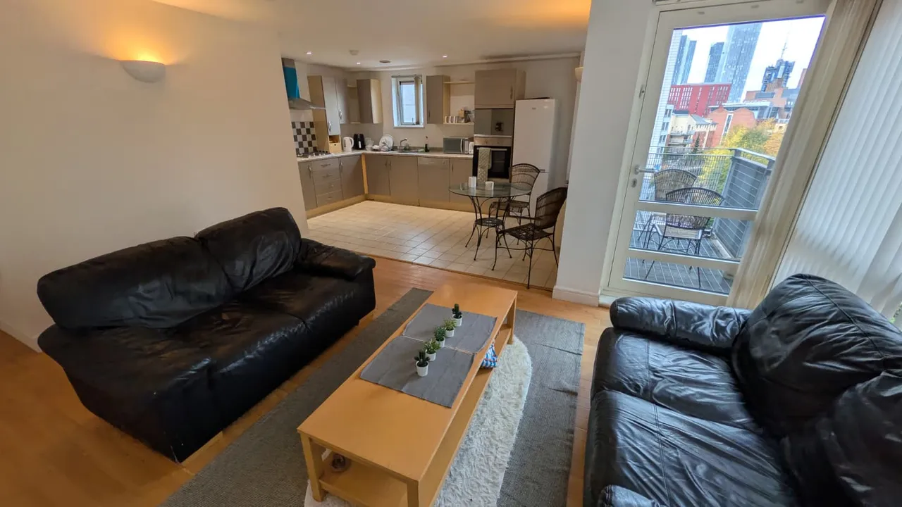 W3, Whitworth Street West, photo 3