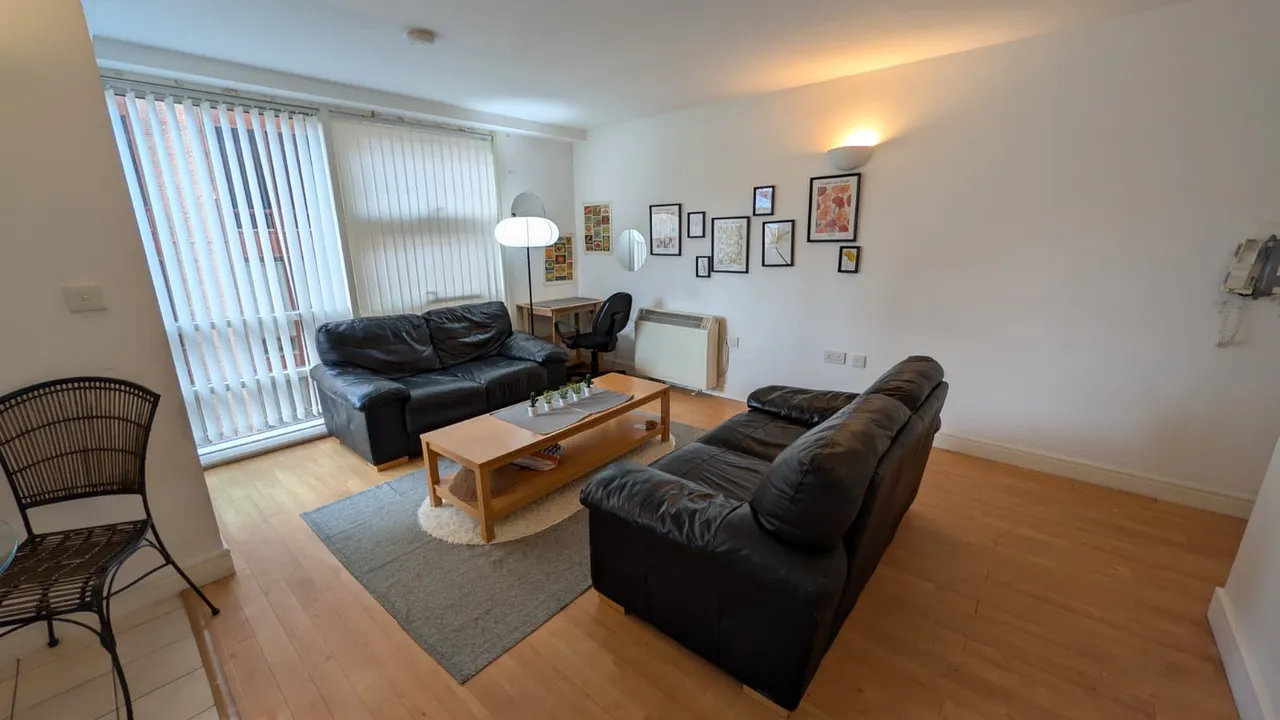 W3, Whitworth Street West, photo 2