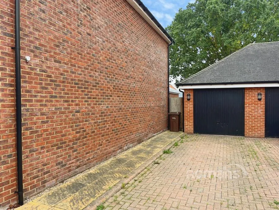 Skylark Place, Badshot Lea, GU9, photo 16
