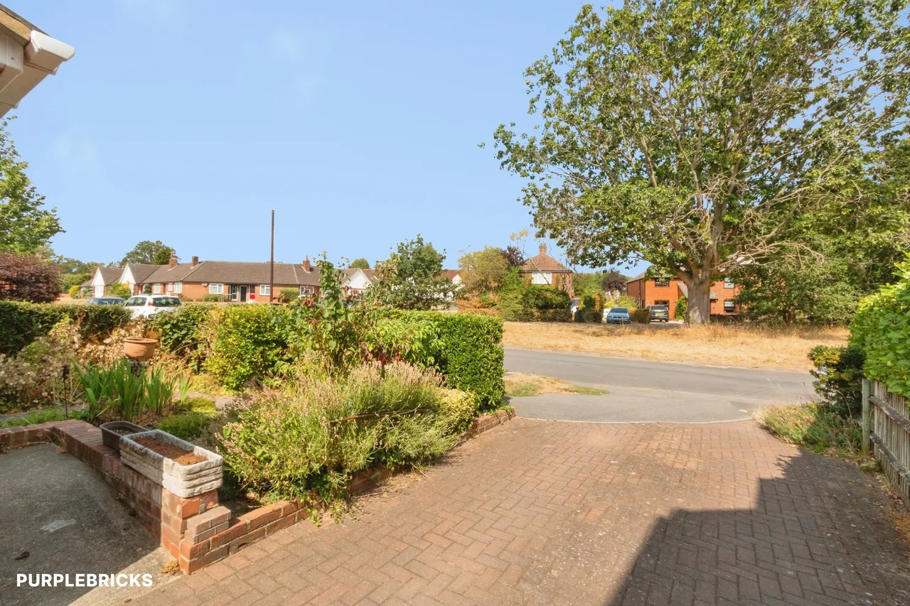 Little Heath Road, Woking, GU24, photo 3