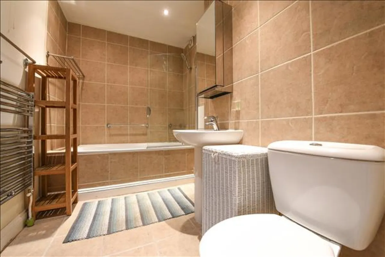 The Broadway, Wimbledon, photo 6