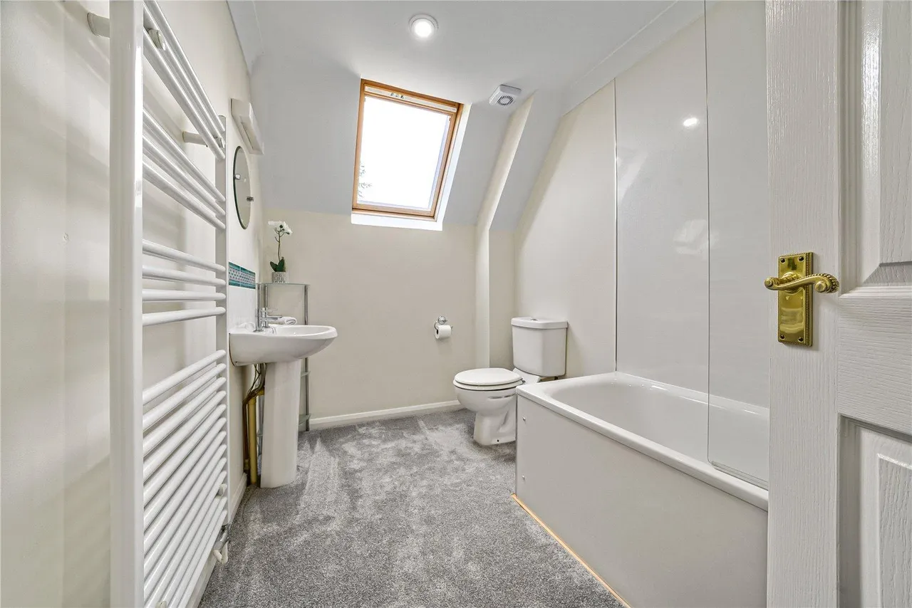 sq ft Family Home — 24ft Sitting Room, Hot Tub, photo 21