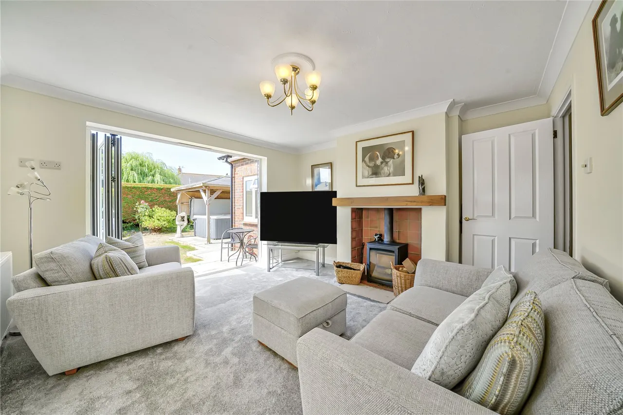 sq ft Family Home — 24ft Sitting Room, Hot Tub, photo 11
