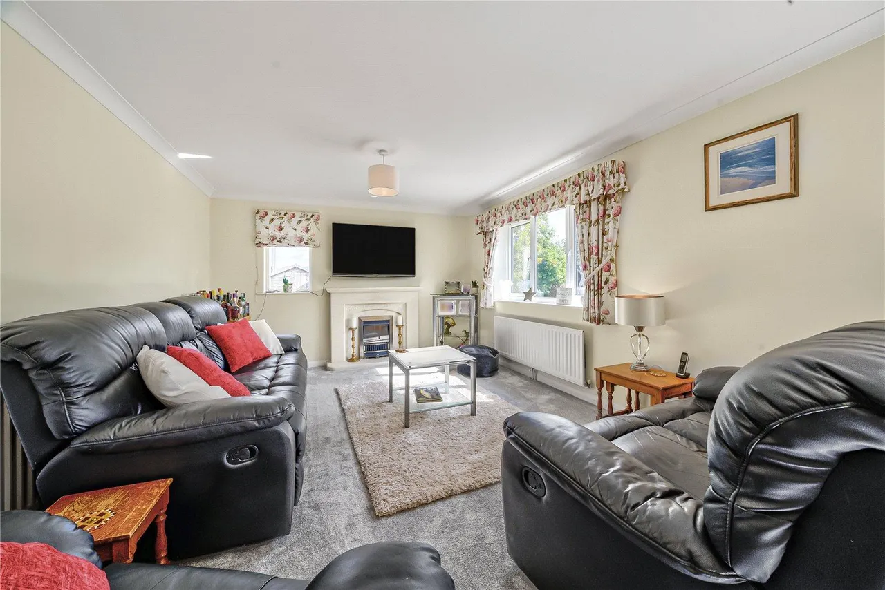 sq ft Family Home — 24ft Sitting Room, Hot Tub, photo 13