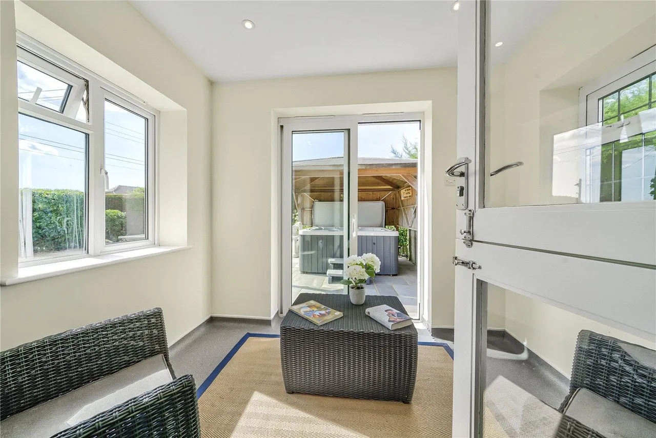 sq ft Family Home — 24ft Sitting Room, Hot Tub, photo 15
