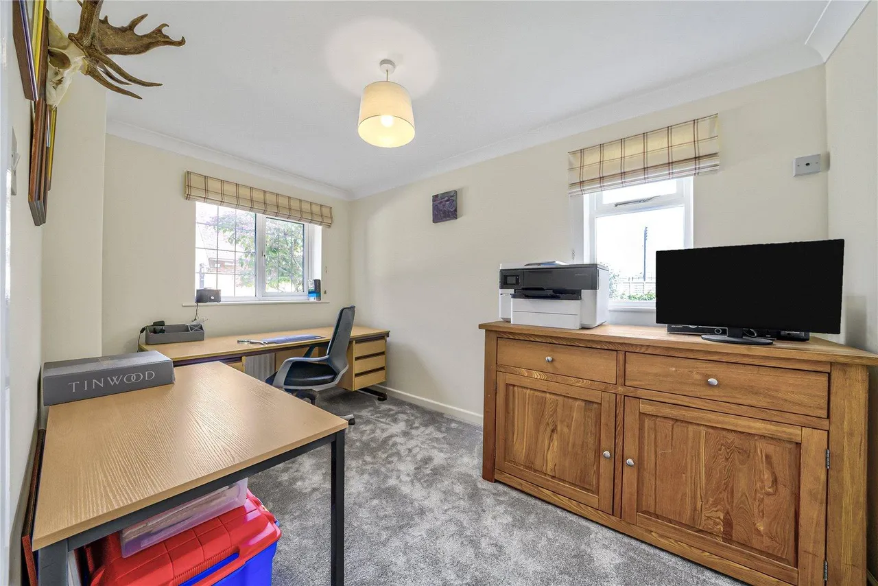 sq ft Family Home — 24ft Sitting Room, Hot Tub, photo 23
