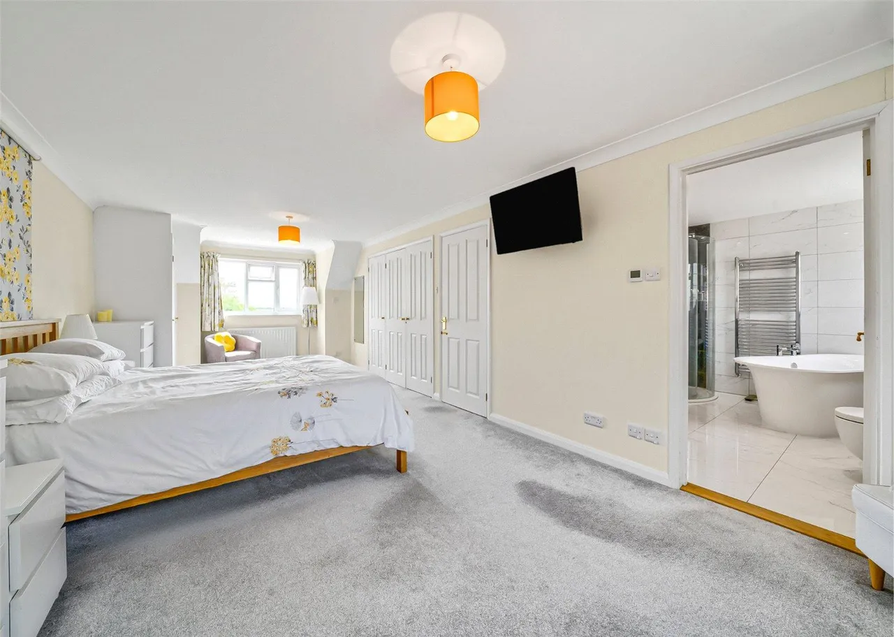 sq ft Family Home — 24ft Sitting Room, Hot Tub, photo 16