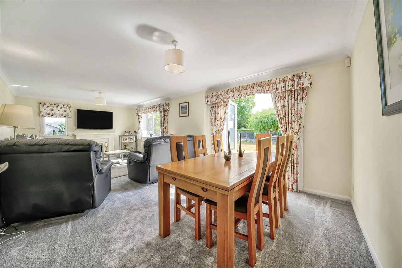 sq ft Family Home — 24ft Sitting Room, Hot Tub, photo 14