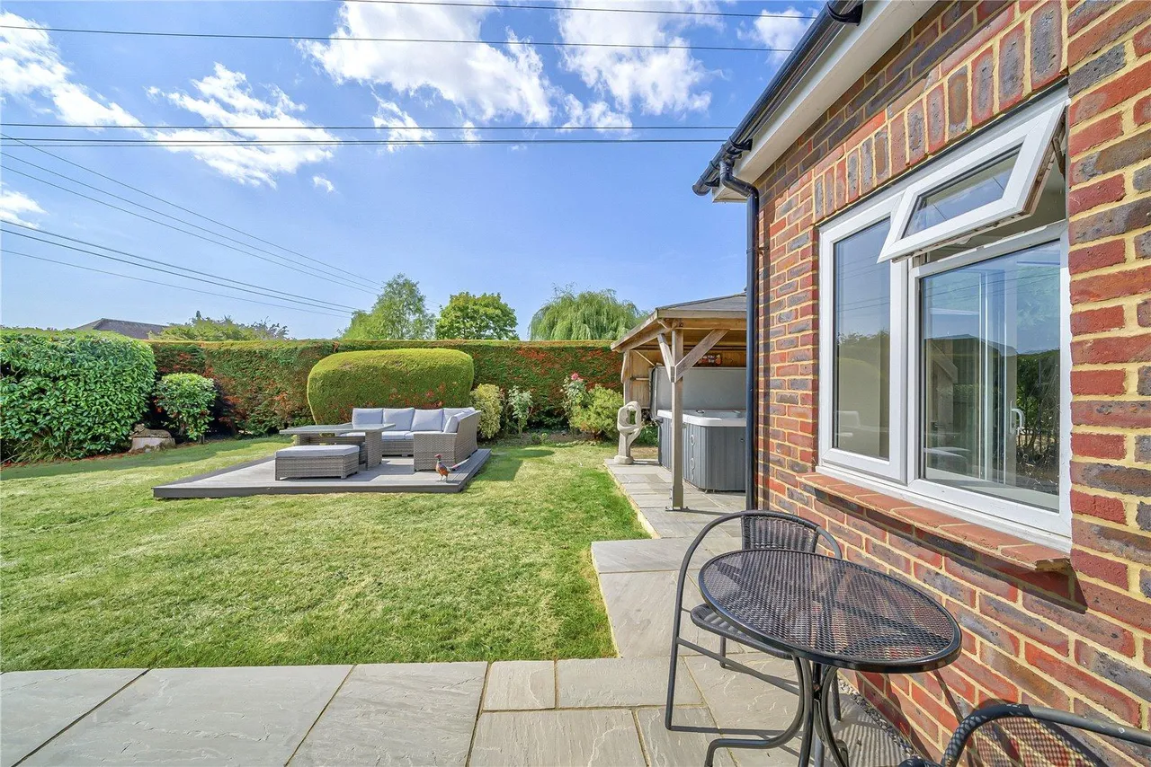 sq ft Family Home — 24ft Sitting Room, Hot Tub, photo 27