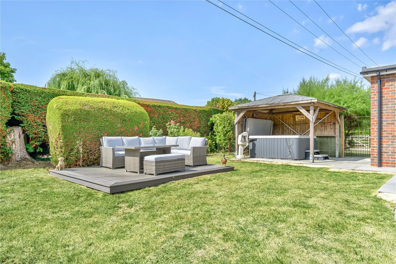 sq ft Family Home — 24ft Sitting Room, Hot Tub, photo 12