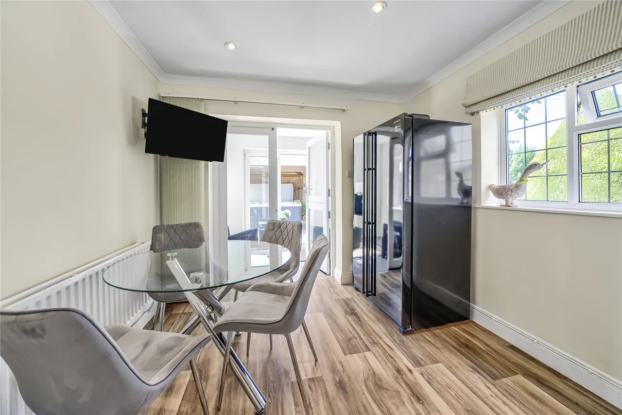 sq ft Family Home — 24ft Sitting Room, Hot Tub, photo 10