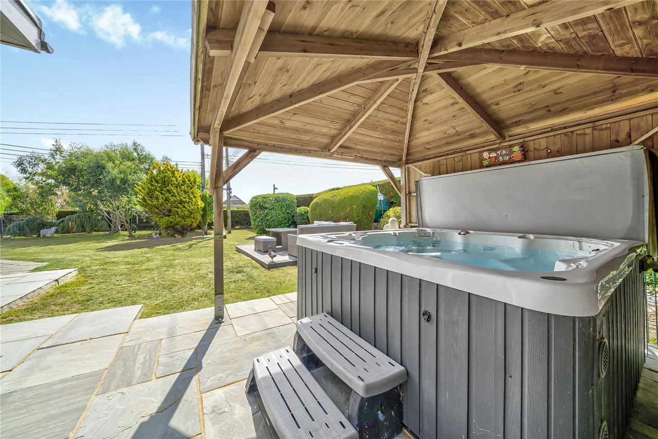 sq ft Family Home — 24ft Sitting Room, Hot Tub, photo 3