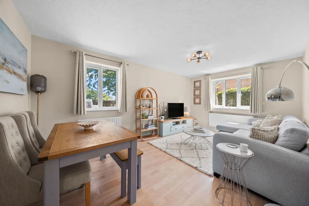 1 bed flat for sale — Mayfield Road Hersham, Walton-On-Thames KT12 5HZ