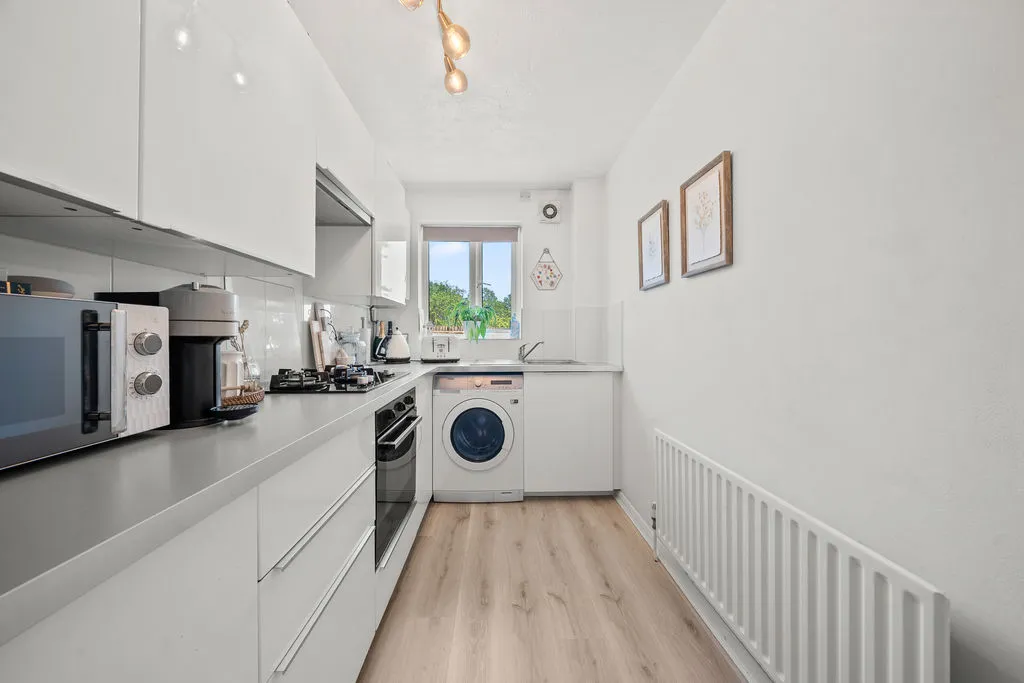 Mayfield Road Hersham, Walton-On-Thames KT12 5HZ, photo 2