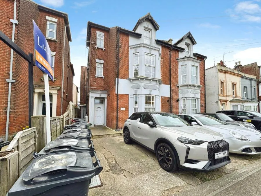 2 bed flat for sale, Church Road, Clacton-on-Sea, CO15
