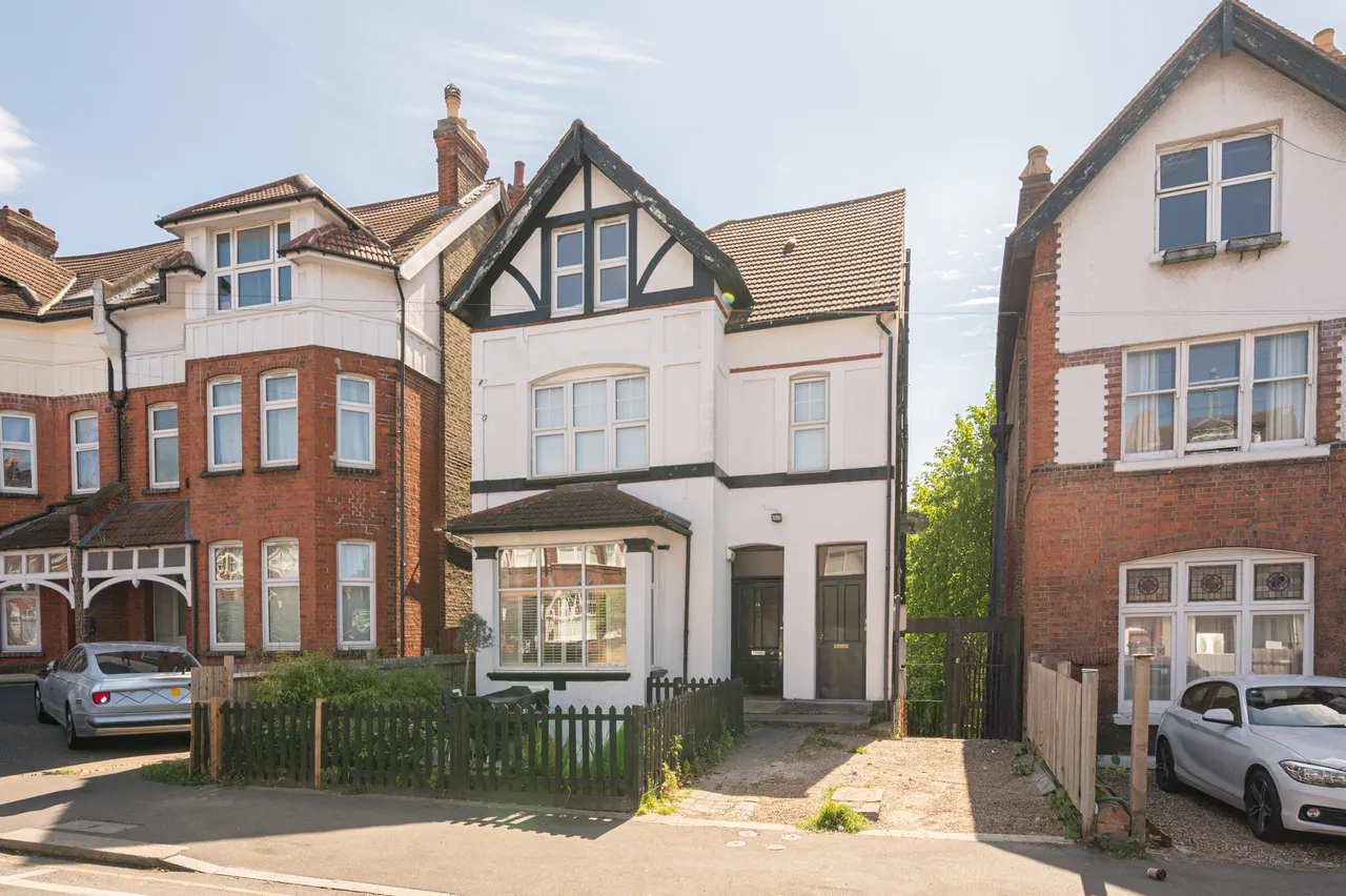 2 bed flat to rent — 53b Babington Road, London
