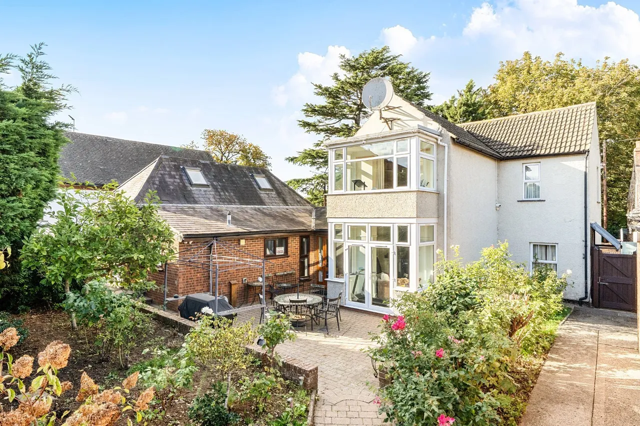 5 bed property for sale, High Street, Hardingstone, NN4