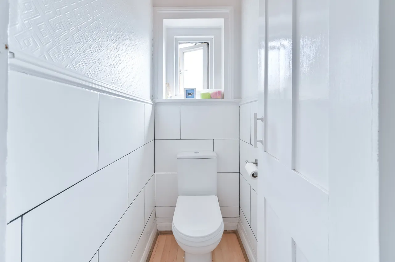 Top Floor Flat, 409-411 Brixton Road, London, photo 14