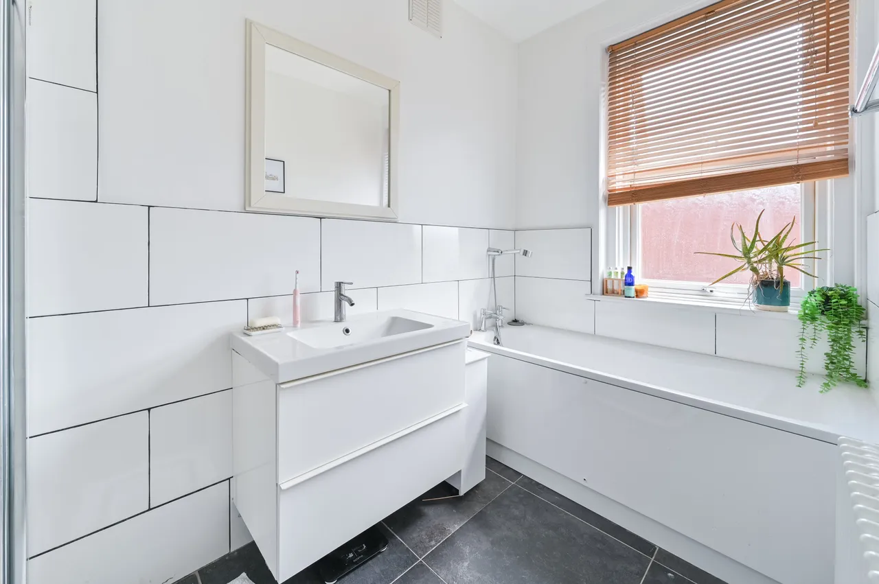 Top Floor Flat, 409-411 Brixton Road, London, photo 13