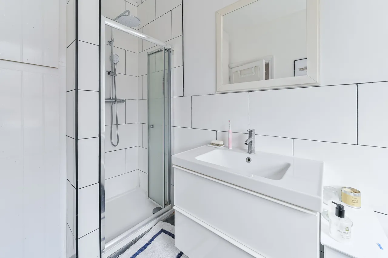 Top Floor Flat, 409-411 Brixton Road, London, photo 15