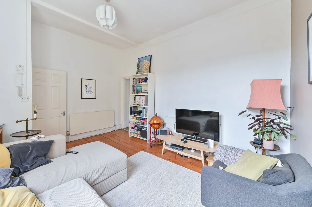 Top Floor Flat, 409-411 Brixton Road, London, photo 6