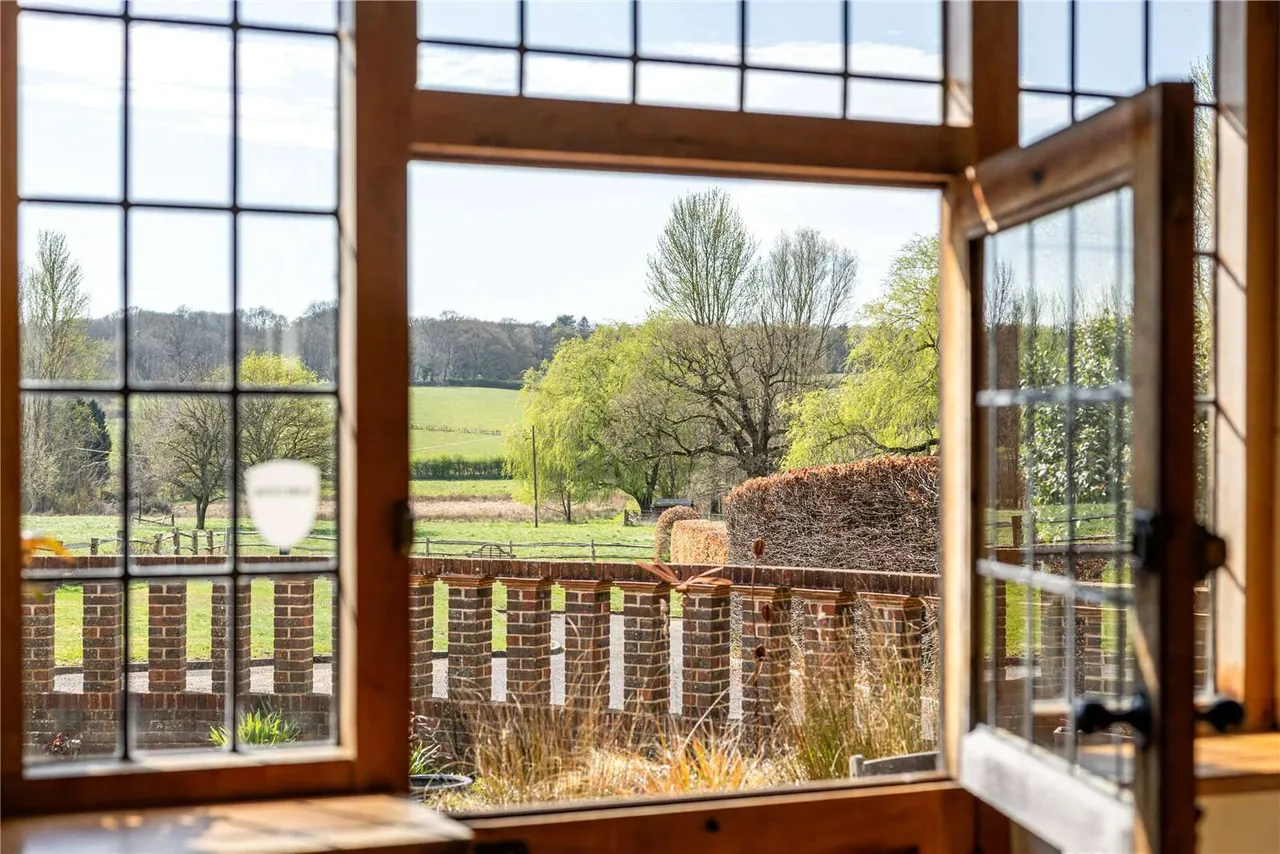 The Barns, Shackleford, Godalming, Surrey, GU8 6BU, photo 4