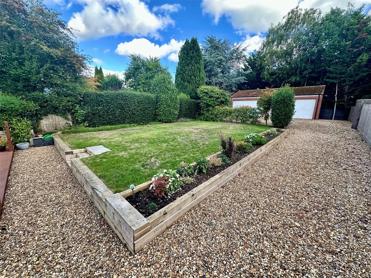 Hazel Avenue, Farnborough, Hampshire, GU14 0HA, photo 11