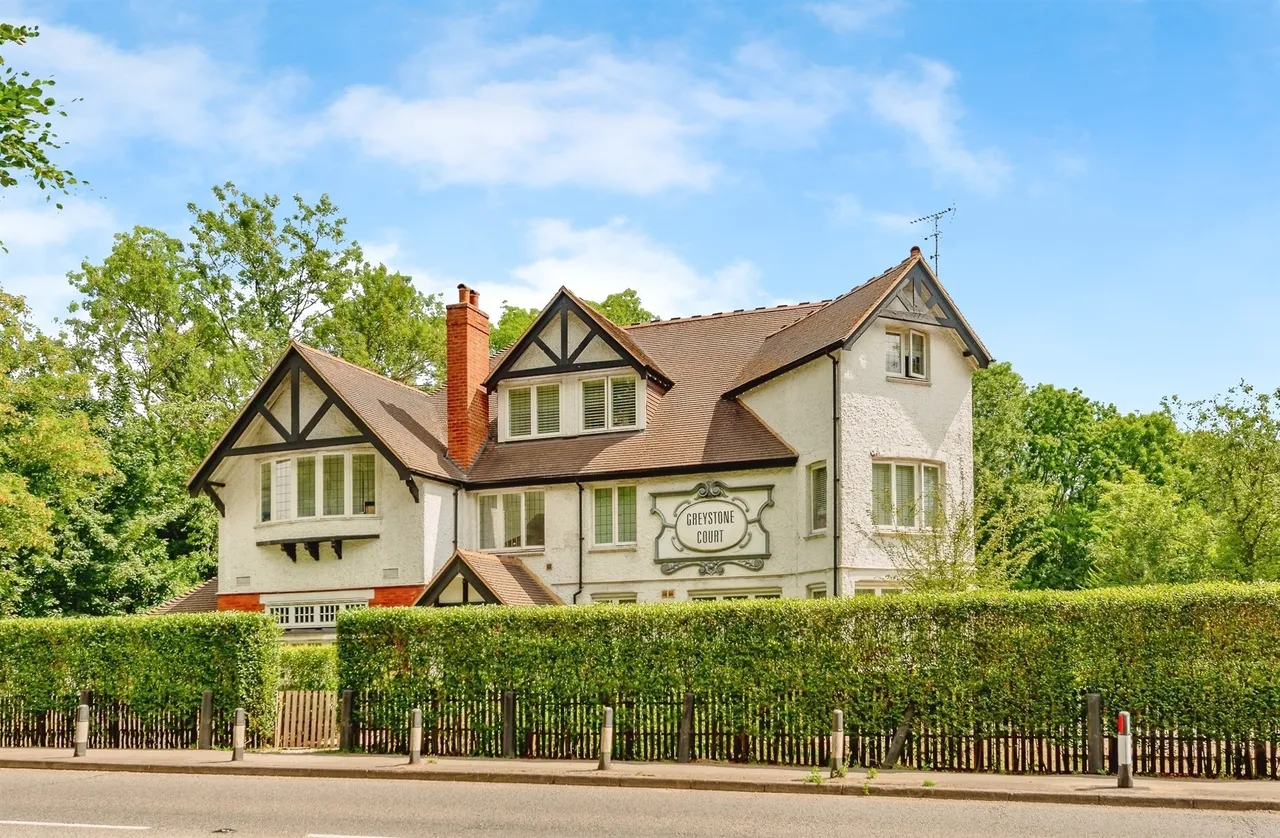 1 bed flat for sale — London Road North, Merstham, Redhill