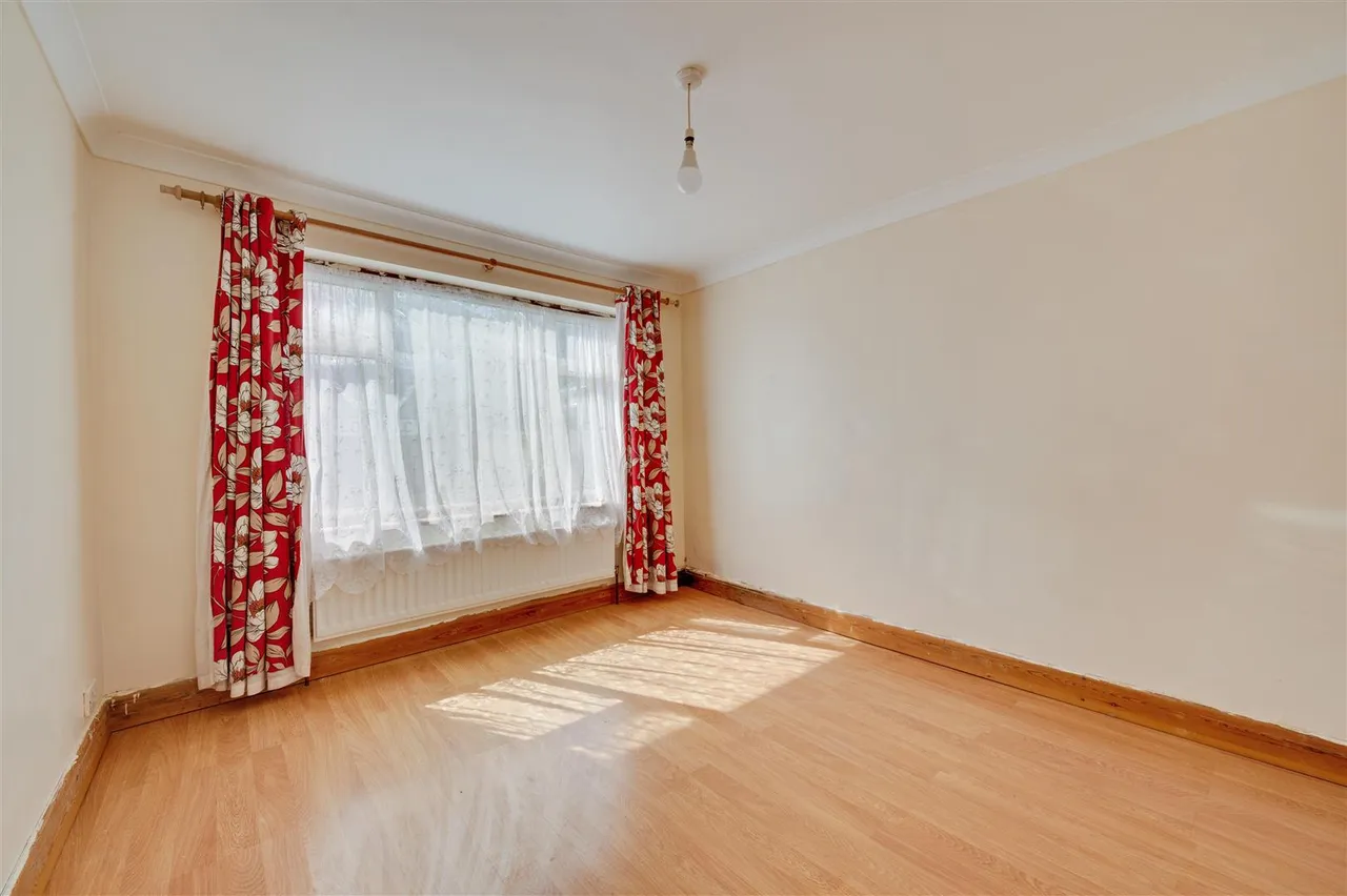 Crest Road, Neasden, NW2, photo 2