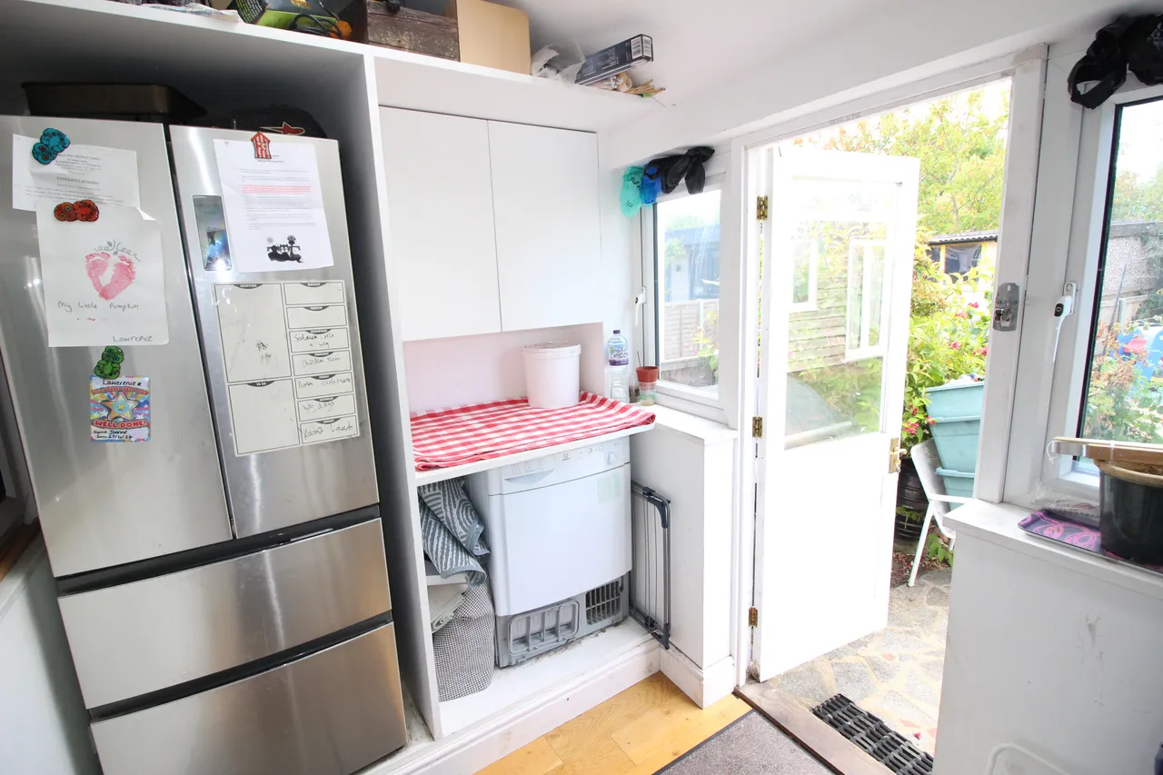 Pembury Avenue, WORCESTER PARK, Surrey, Worcester Park, KT48BU, photo 4