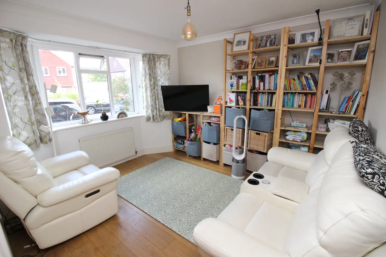 Pembury Avenue, WORCESTER PARK, Surrey, Worcester Park, KT48BU, photo 2