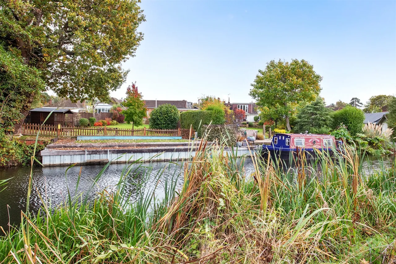 Canal Bank, Ash Vale, Guildford, Surrey, GU12 5HL, photo 3