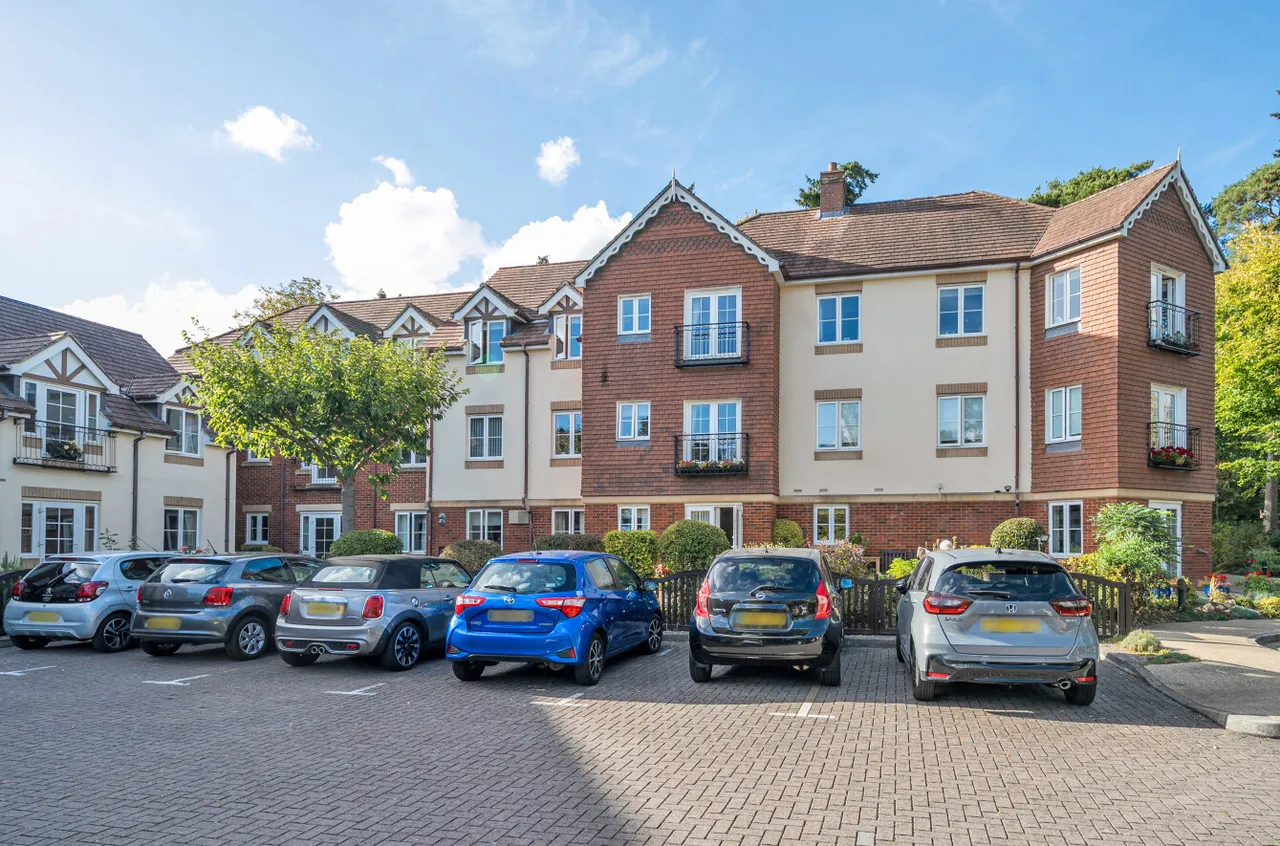 Branksomewood Road, Fleet, GU51, photo 10