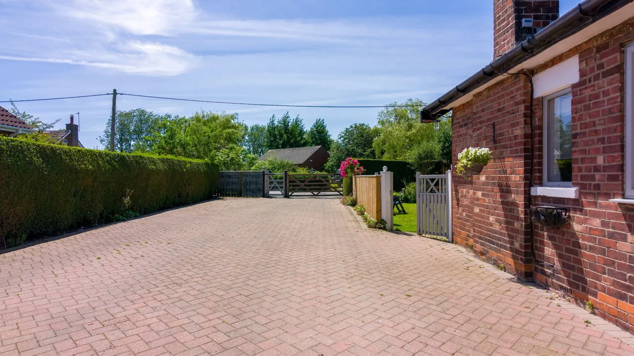 New Village Road, Little Weighton, photo 39