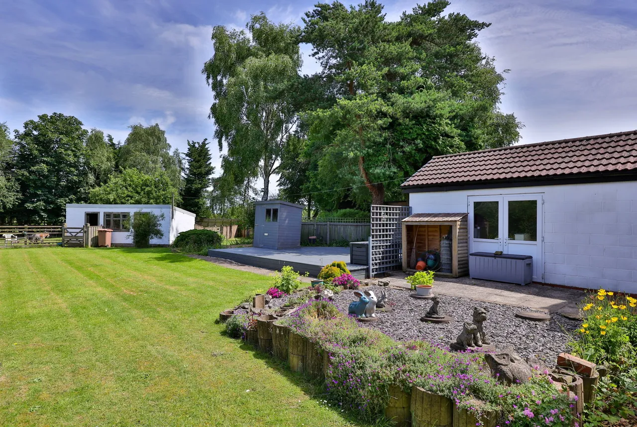 New Village Road, Little Weighton, photo 35